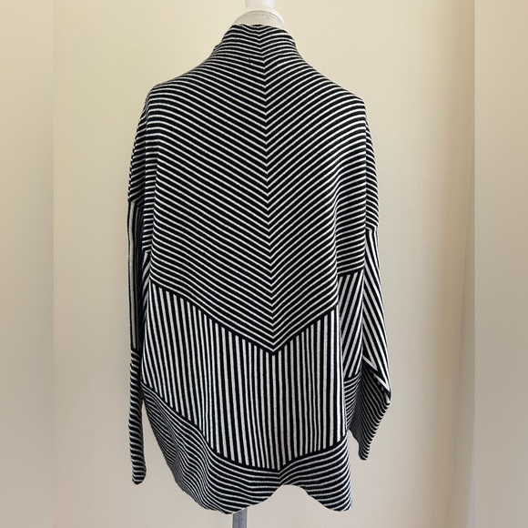 Pretty Black/White Sweater - Picture 4 of 6